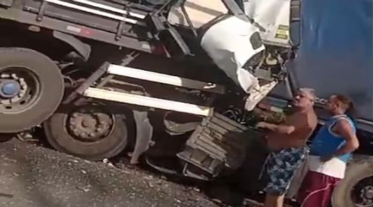 Carretas esmagam carro em tragédia com quatro mortos na rodovia Régis Bittencourt 1