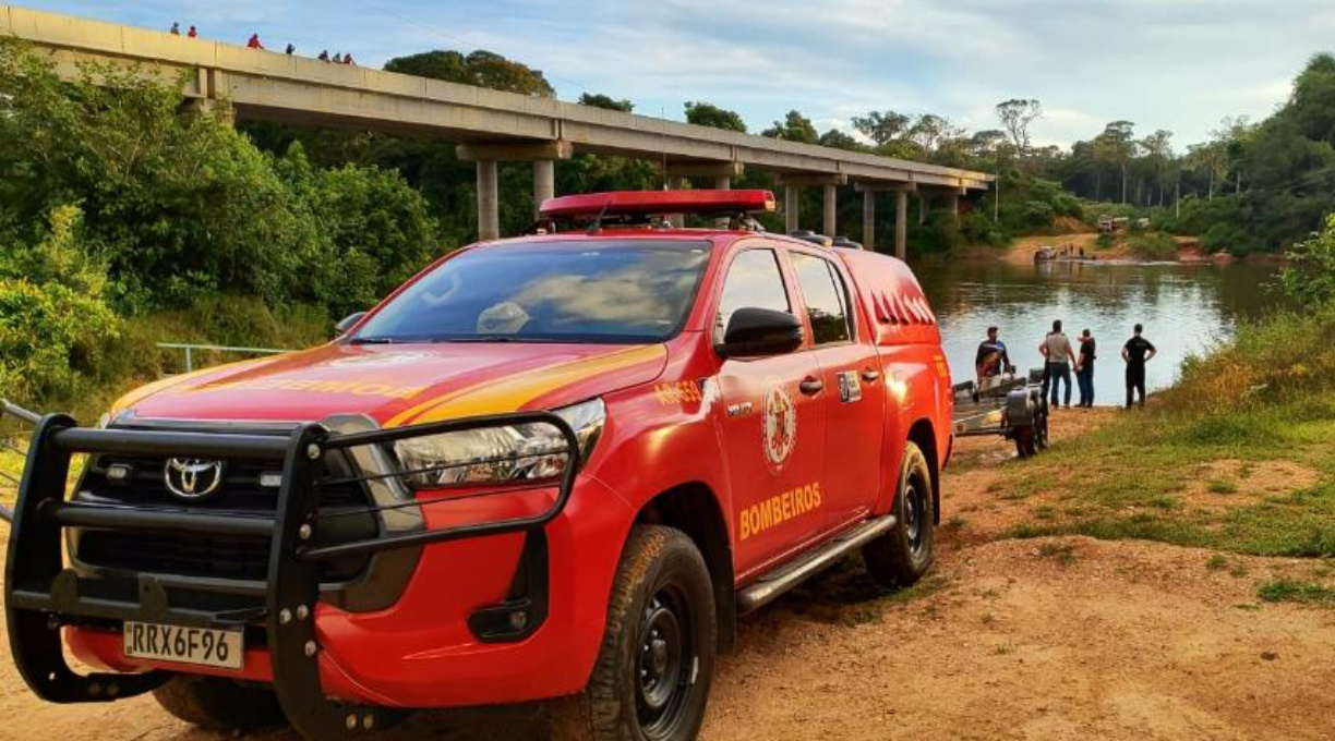 Bombeiros resgatam corpo encontrado por pescadores boiando em rio 1