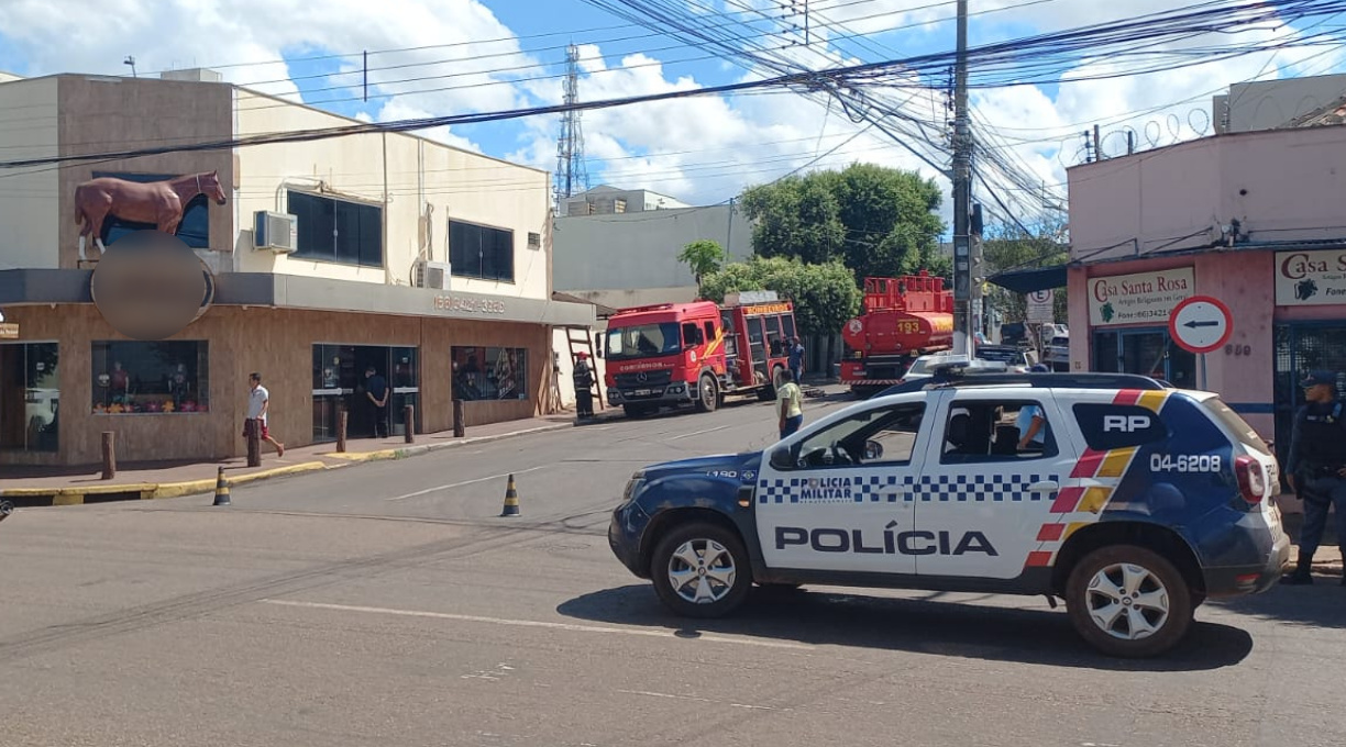 Selaria no centro de Rondonópolis tem princípio de incêndio que é combatido pelo Corpo de Bombeiros 1