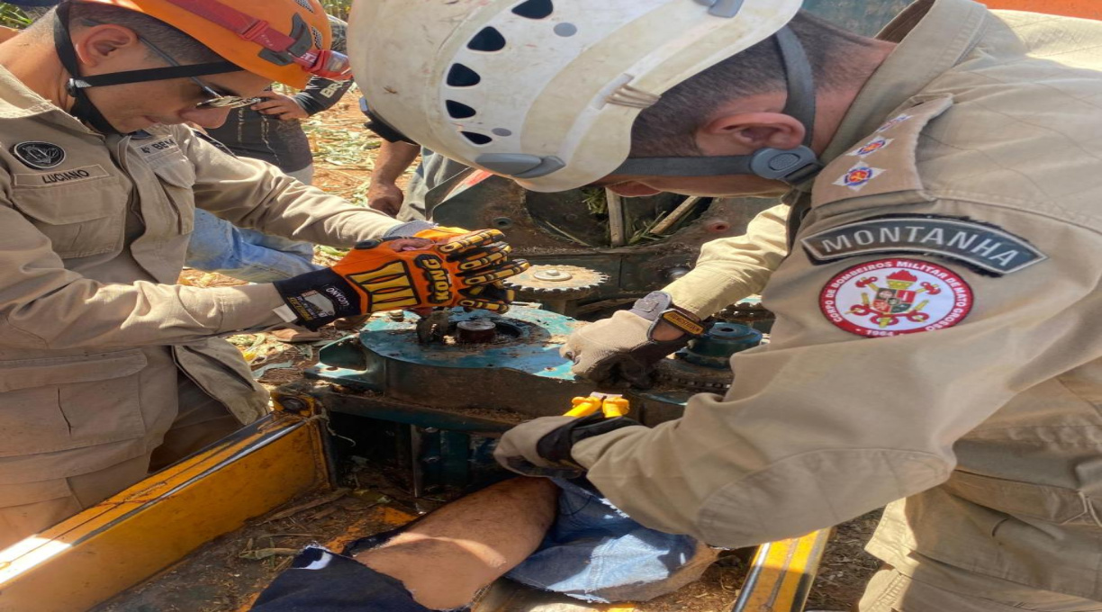 Corpo de Bombeiros Militar resgata trabalhador rural que ficou com o pé preso em máquina agrícola 1