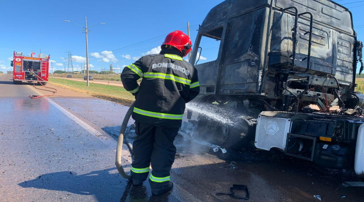 Bombeiros combatem incêndio em caminhão na BR-070 1