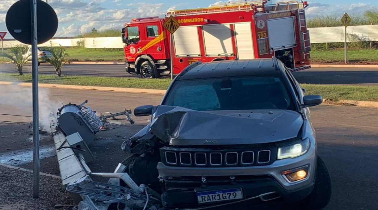 Bombeiros atendem ocorrência de acidente de trânsito com queda de poste de energia 1