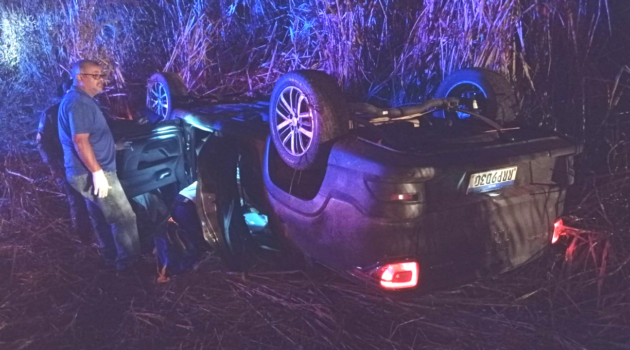 Um veículo Fiat Strada capota na MT-344, o motorista é socorrido e a Polícia Militar apreende uma pistola dentro do carro. 1