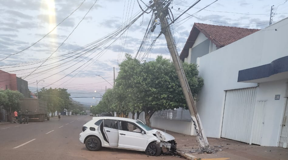 Um condutor é socorrido pelo Samu após colidir o carro em um poste no centro de Rondonópolis 1