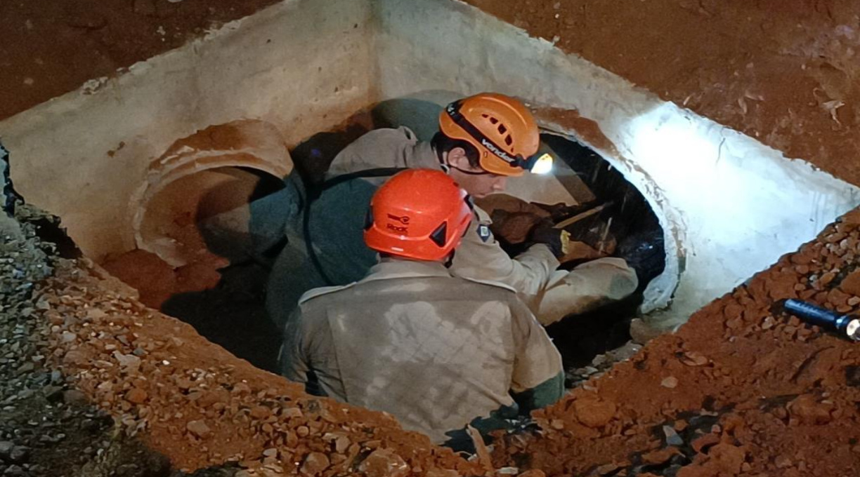 Bombeiros resgatam idosa que estava desaparecida após cair em bueiro 1