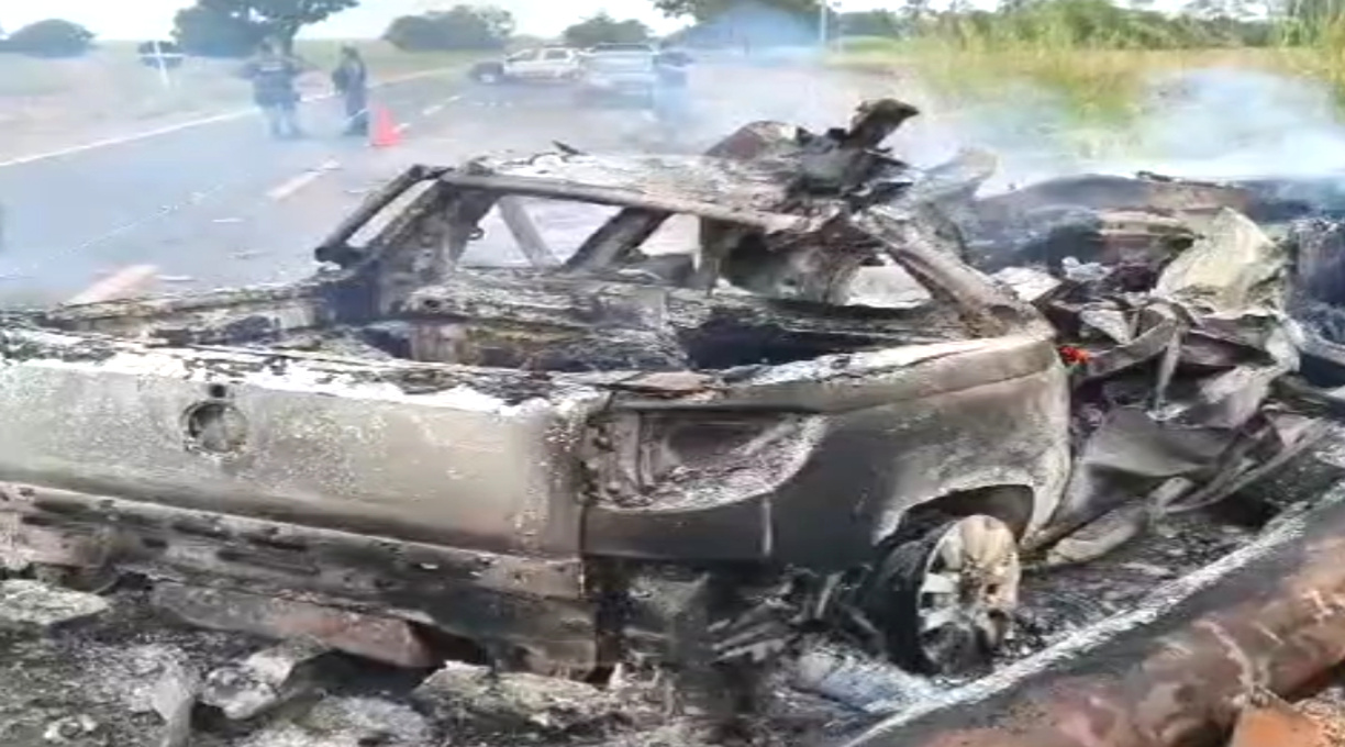 Colisão entre uma utilitária e um trator que transportava madeira resulta em três mortes; duas vítimas faleceram carbonizadas 1