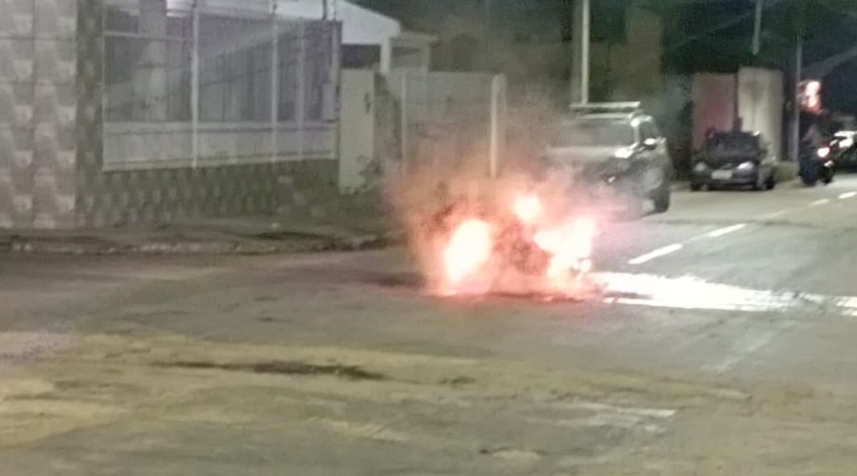 Um homem é levado à delegacia após se desentender com a esposa e incendiar uma motocicleta 1