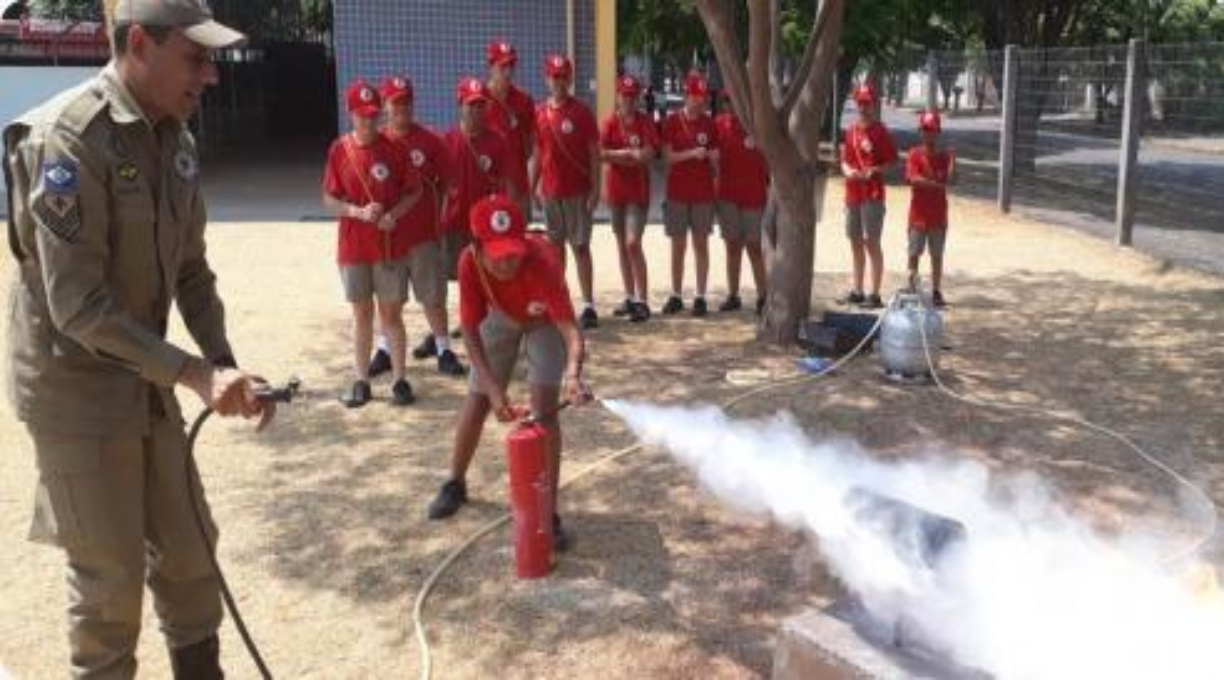 Corpo de Bombeiros Militar orienta sobre o uso correto do extintor de incêndios 1