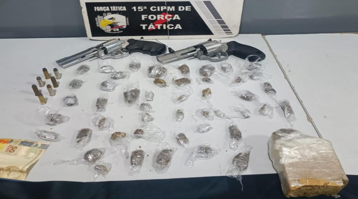 Força Tática prende três homens e uma mulher com armas de fogo e porções de maconha 1