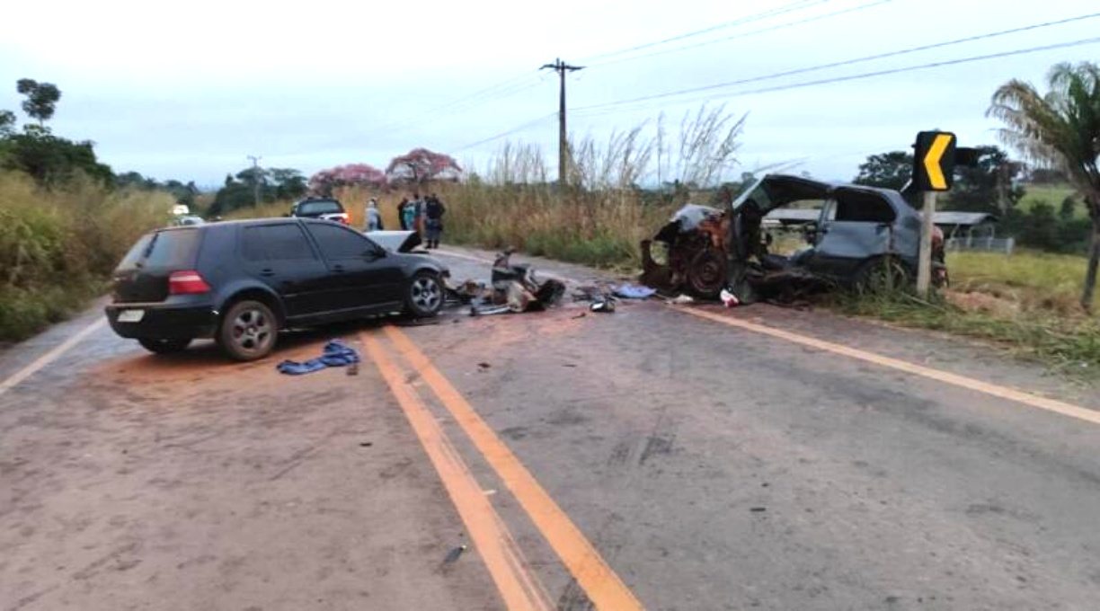 Dois irmãos morrem e outras três pessoas ficam gravemente feridas em colisão frontal em MT 1