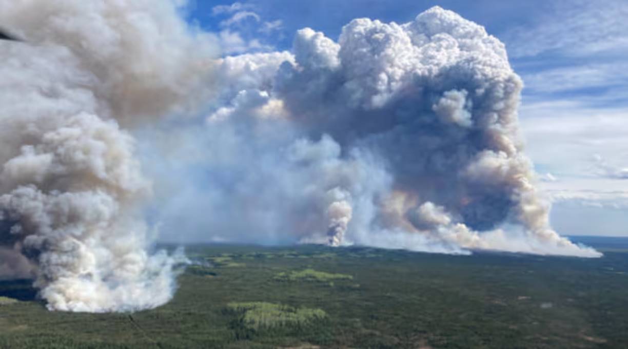 Incêndios florestais gigantescos expulsam milhares de casa no Canadá 1