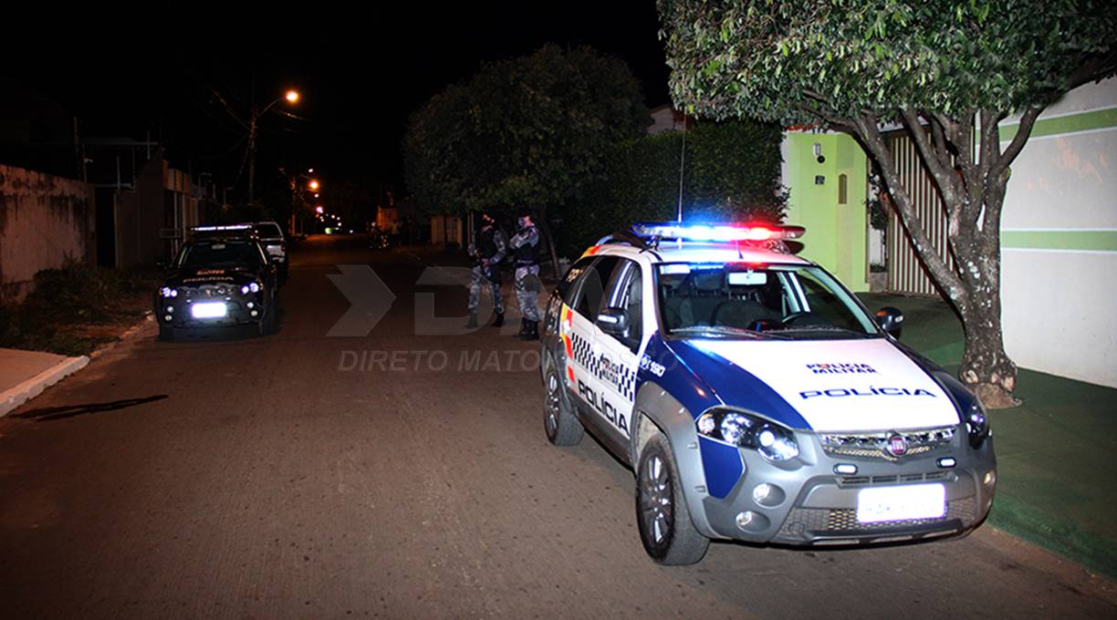 Dois homens foram feridos a golpes de canivete em um comércio no município de Pedra Preta 1