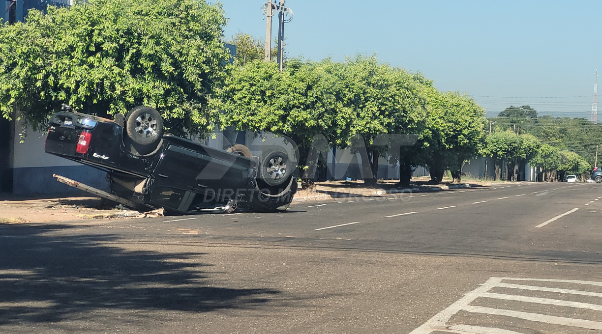 Duas caminhonetes colidem no centro de Rondonópolis e uma capota 1