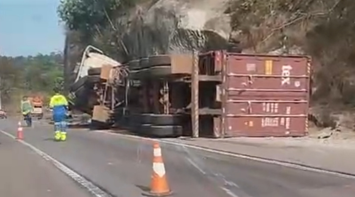 Carreta tomba na Serra de São Vicente, bate em paredão e motorista morre 1