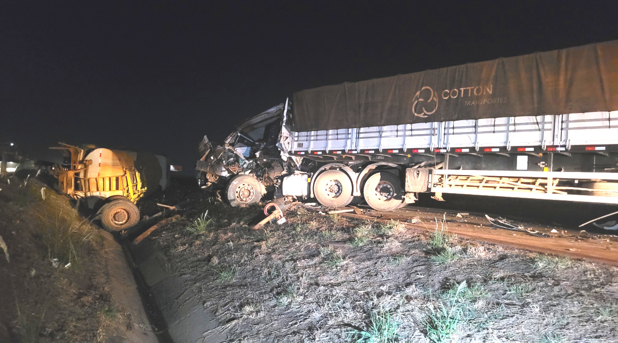 Colisão traseira entre uma carreta e um caminhão pipa resulta na morte do motorista, que ficou preso às ferragens. 1