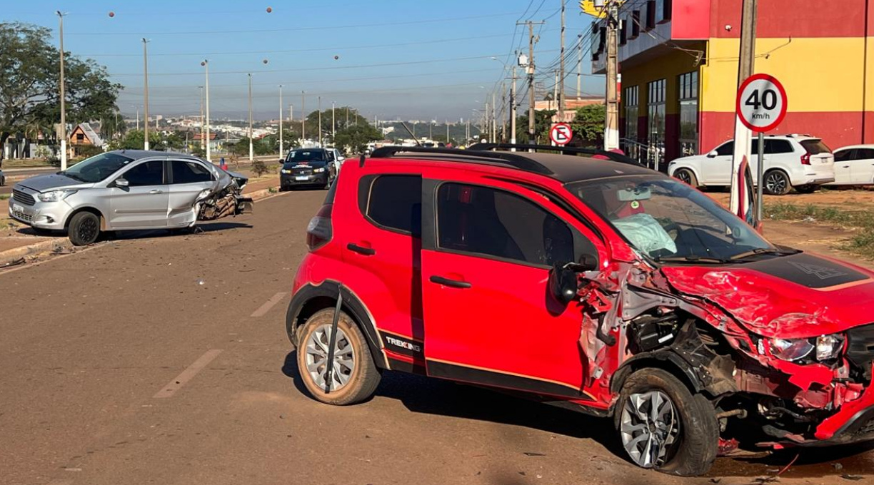 Condutora de um Fiat Mobi colidiu em outros dois carros estacionados, capotou e ficou ferida 1