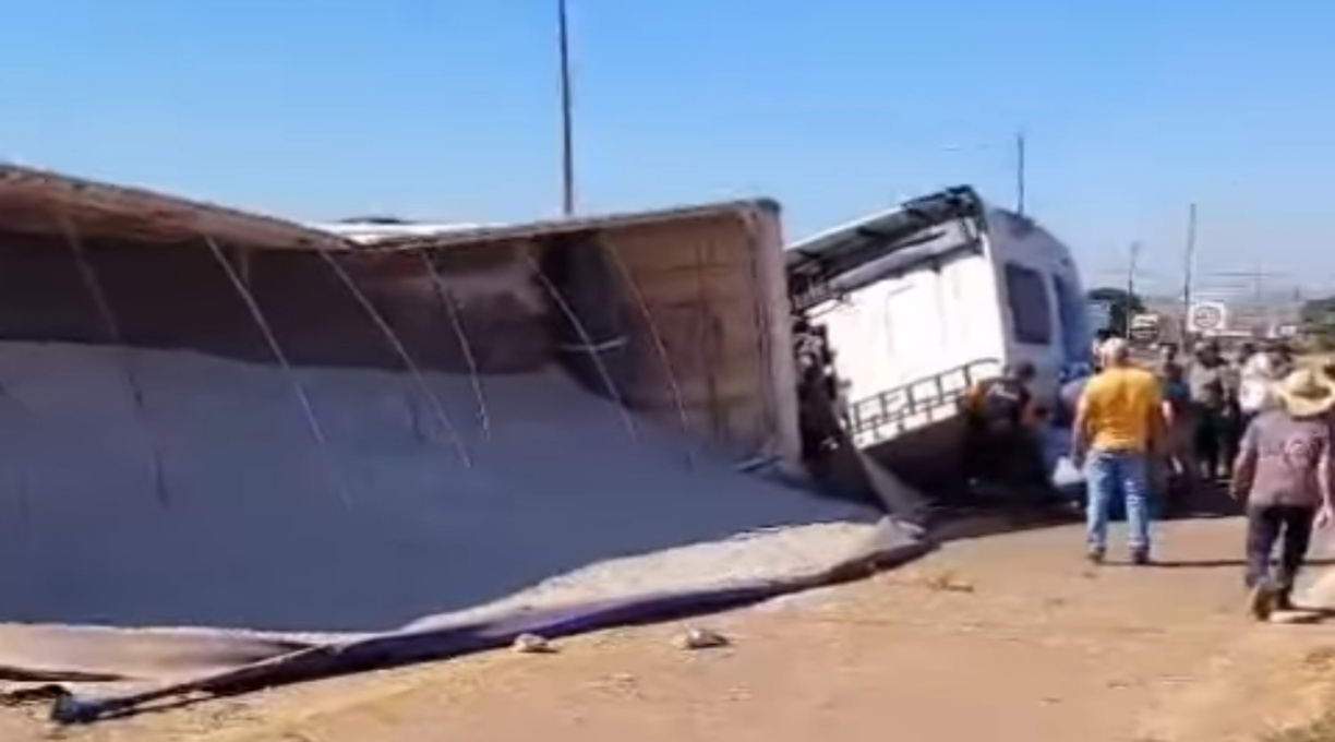 Carreta basculante carregada de pedra brita tomba na BR-364 em Rondonópolis e condutor fica ferido 1