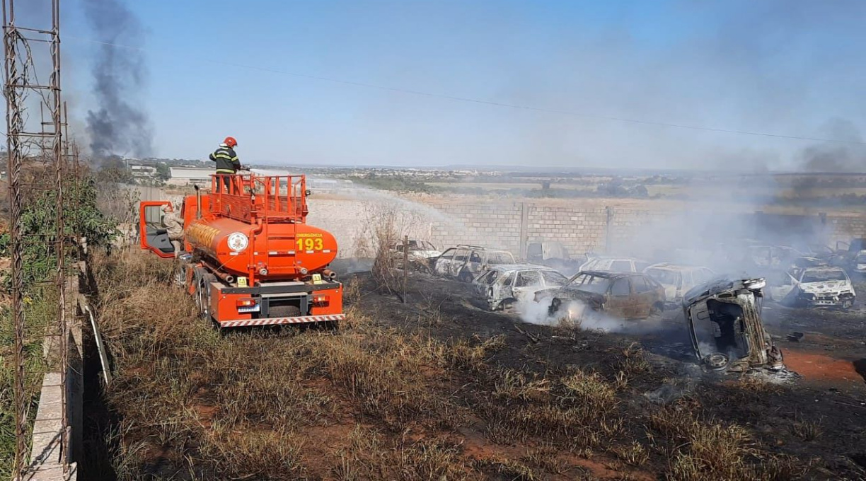 Um incêndio em vegetação se espalhou, atingiu um ferro velho e queimou 18 veículos em Rondonópolis 1