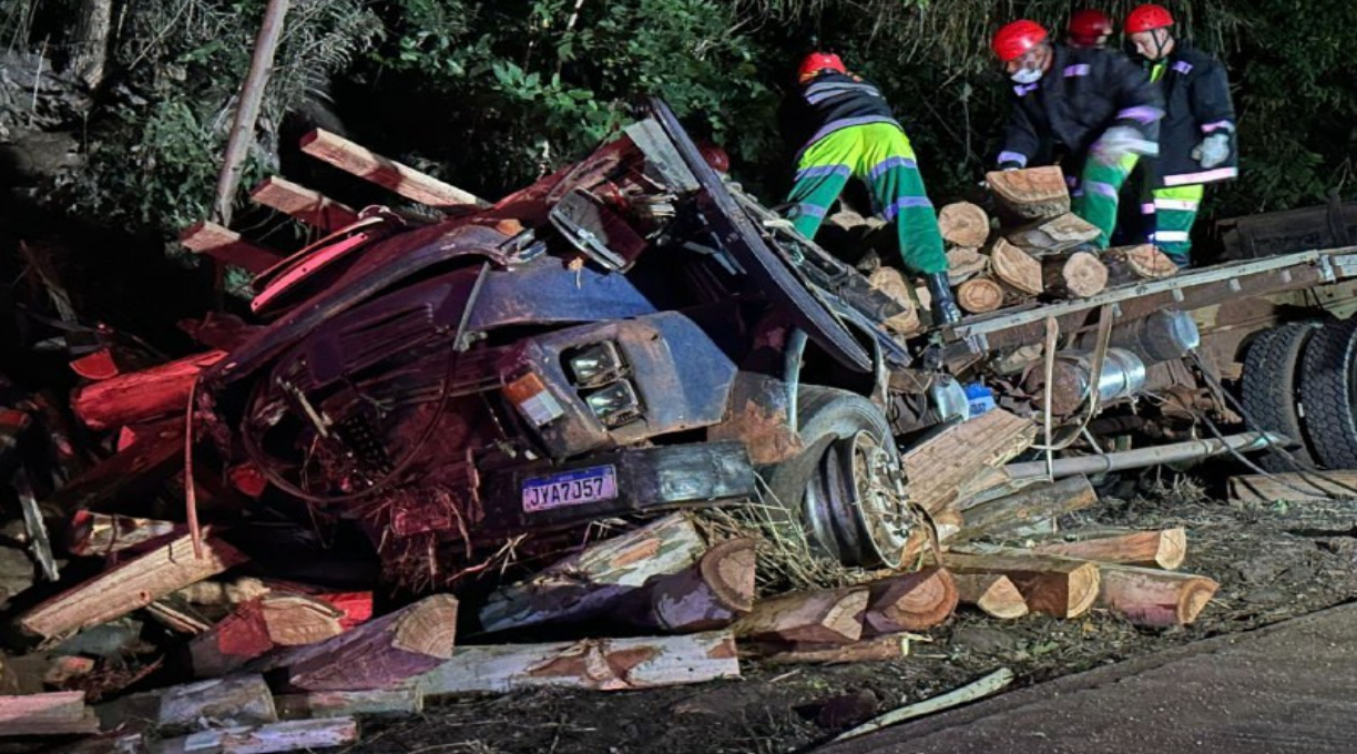 Em mais um acidente grave na Serra de São Vicente, três pessoas morrem presas em ferragens 1