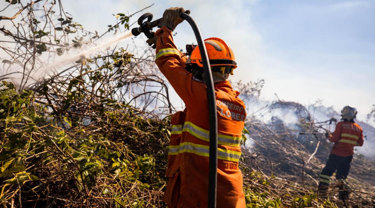 Bombeiros controlam incêndio em Poconé e seguem combatendo fogo em Cáceres neste sábado (22) 1