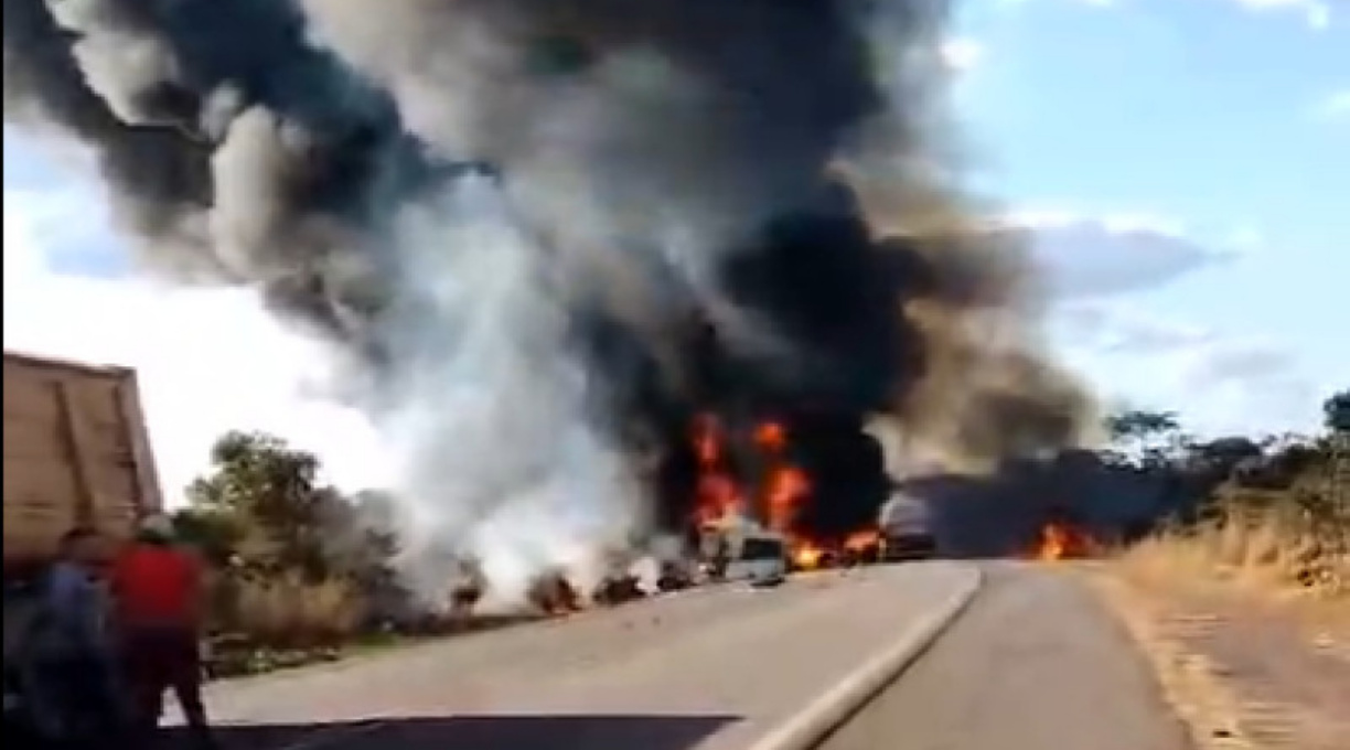 Colisão seguida de incêndio envolvendo três veículos de carga e uma utilitária, resulta na morte de uma pessoa e em ferimentos em várias outras 1