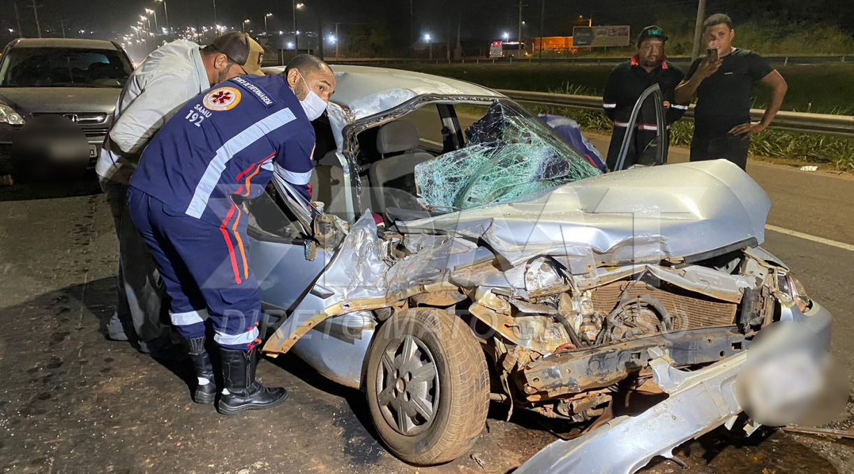 Caminhão para na BR-364 devido a problemas mecânicos e causa acidente com um automóvel, deixando o motorista preso às ferragens 1