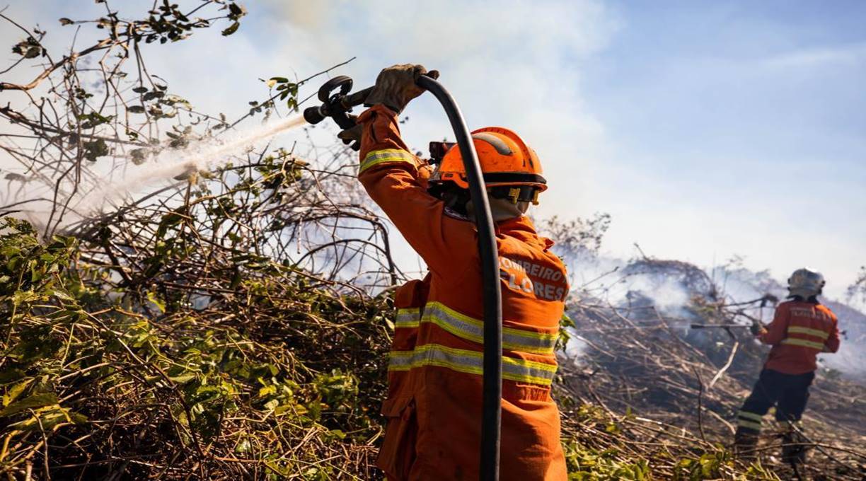 Corpo de Bombeiros segue no combate ao incêndio florestal em Cáceres 1