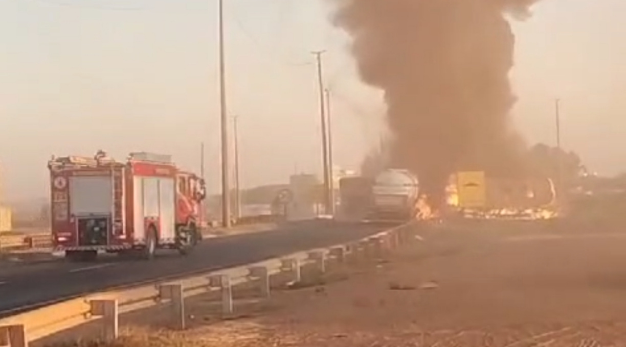 Batida entre duas carretas e um ônibus seguida de explosão e fogo, em Rondonópolis, deixa cinco obitos e varias pessoas feridas 1