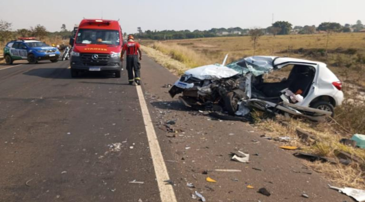 Jovem morre no hospital após ser retirado pelo Corpo de Bombeiros de ferragens de carro que colidiu com carreta 1