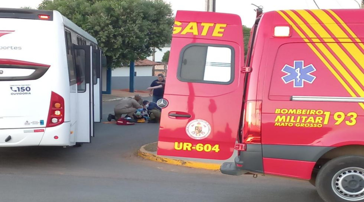 Vitima de acidente de trânsito fica presa embaixo de ônibus e é socorrida pelo Corpo de Bombeiros 1