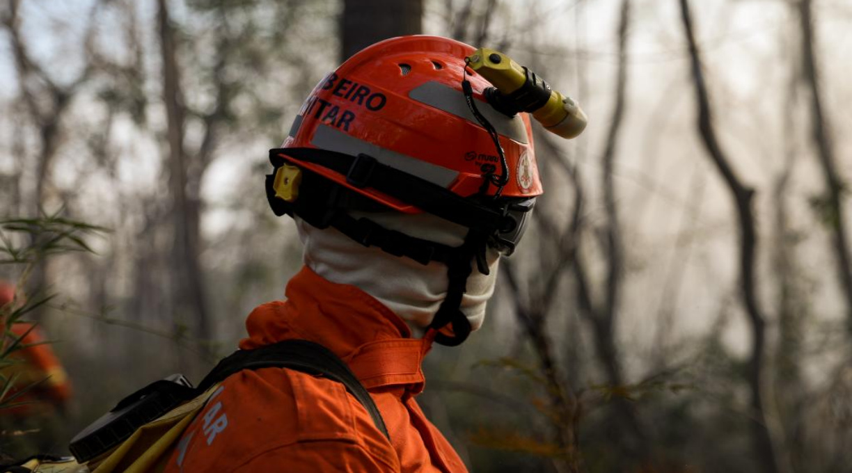 Corpo de Bombeiros de MT segue combatendo incêndio no lado de Cáceres do Pantanal 1