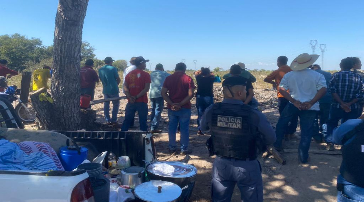 Operação integrada impede invasão de terra em Lambari D'Oeste; 55 pessoas são conduzidas à delegacia 1