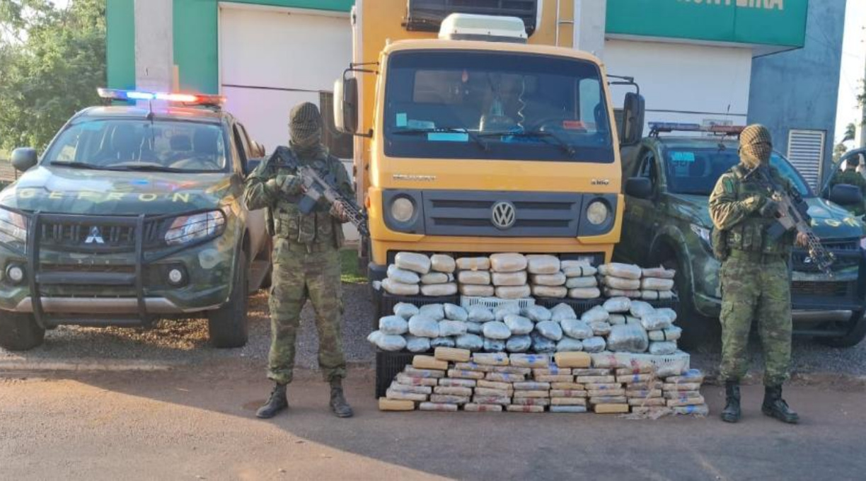 Gefron prende dois homens com 153 tabletes de skunk em caminhão de transporte de alimentos 1