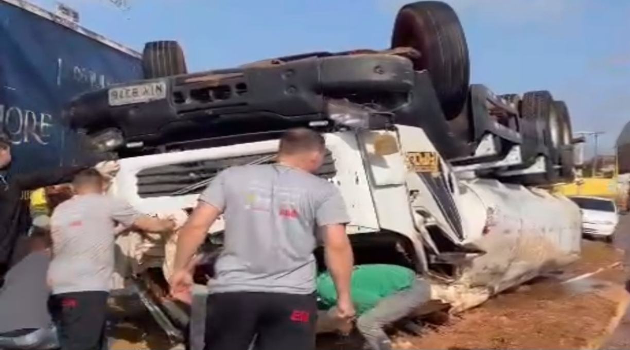 Para evitar atropelar um motociclista, motorista faz manobra brusca e acaba tombando caminhão-tanque em Rondonópolis 1