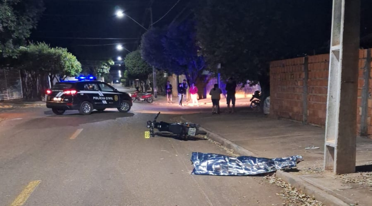 Motociclista de 25 anos morre após perder controle de moto e colidir em poste na Vila Mineira 1