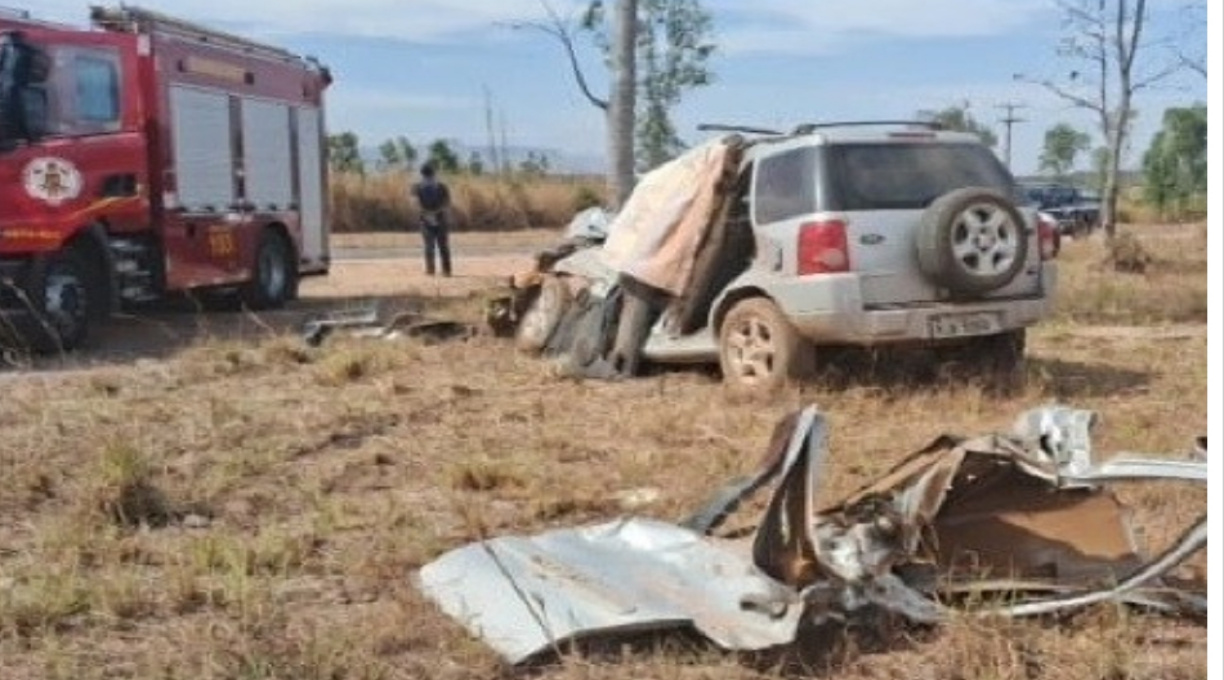 Colisão frontal entre EcoSport e caminhão deixa um homem morto e uma mulher gravemente ferida 1