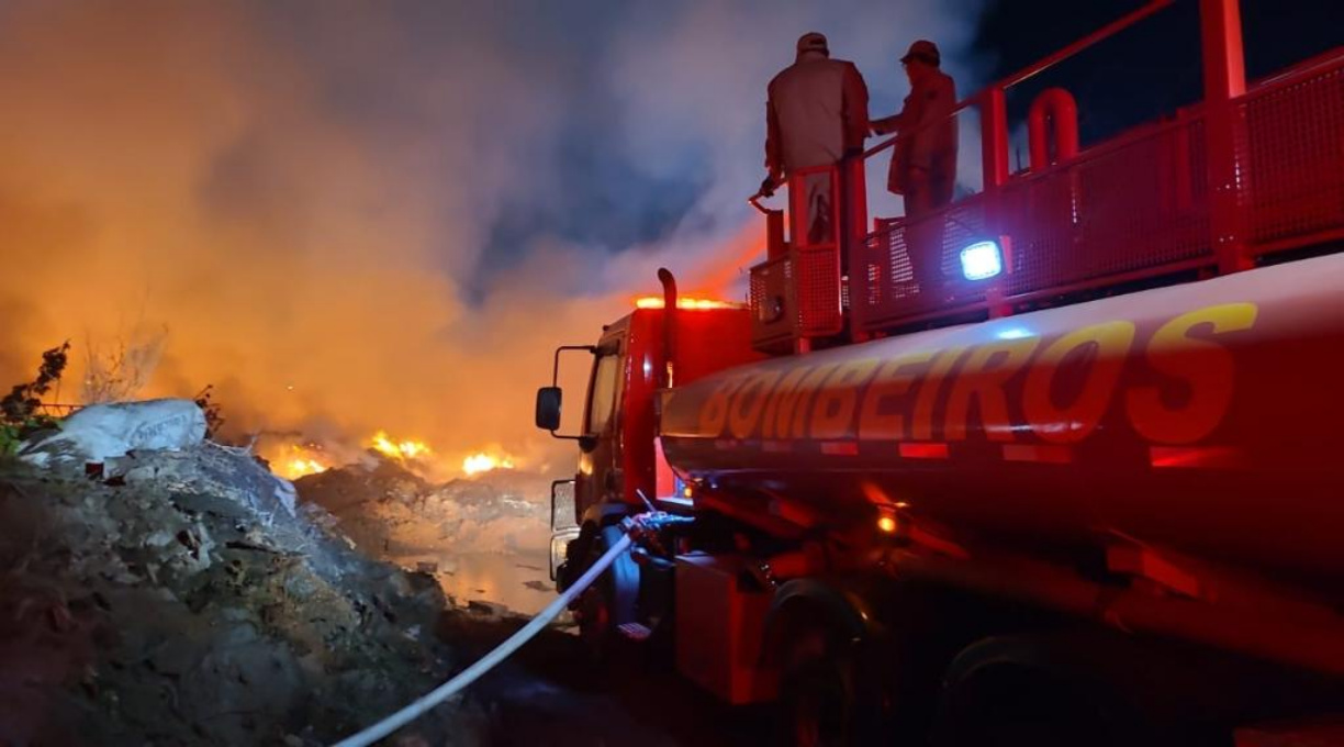 Empresa de reciclagem pega fogo na capital Cuiabá e bombeiros combatem as chamas 1