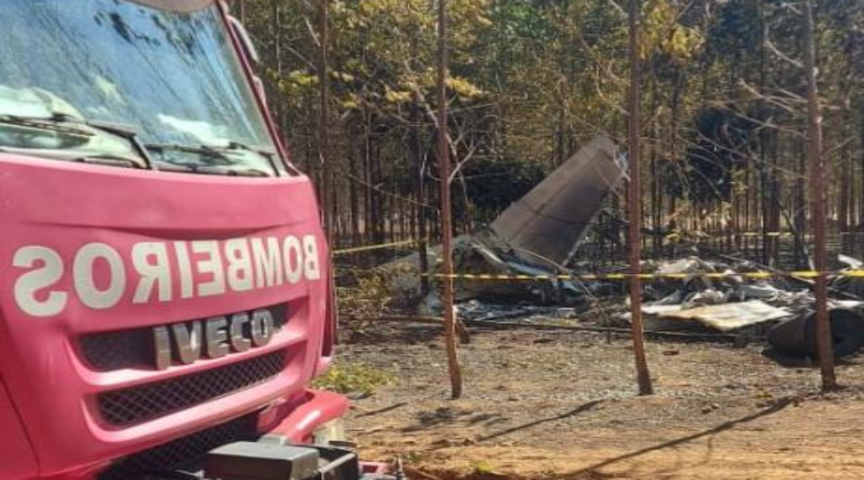 Corpo de Bombeiros atende ocorrência de avião que pegou fogo ao cair em plantação 1