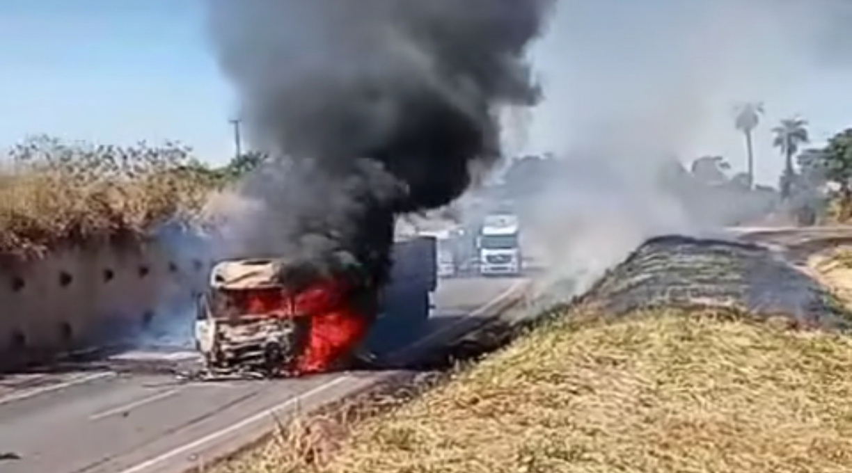 Após colisão traseira, carreta carregada de enxofre pega fogo na BR-364 em Jaciara 1