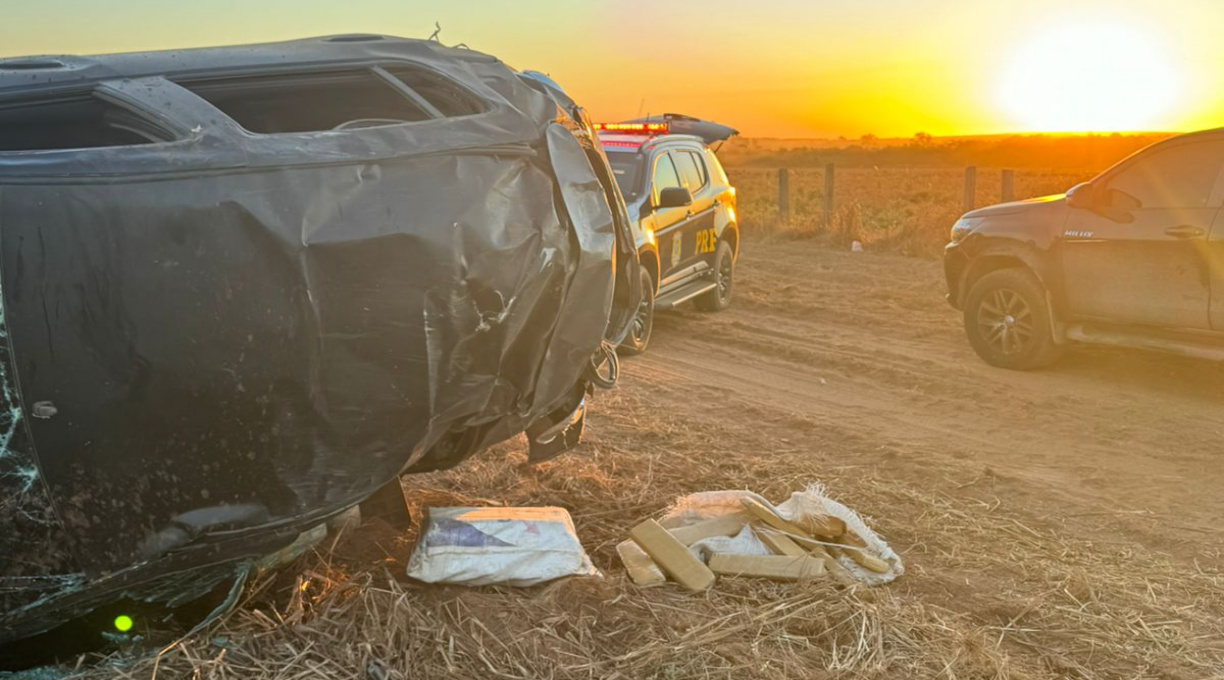 Adolescente de 17 anos em carro clonado, repleto de drogas, é apreendido após tentar fugir da PRF e capotar em Rondonópolis. 1