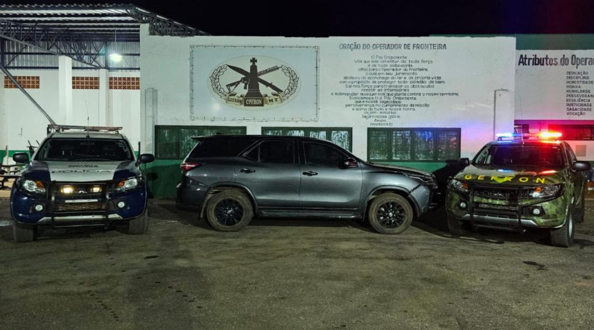 Dupla é presa em flagrante tentando atravessar a fronteira levando carro roubado em caminhão guincho 1