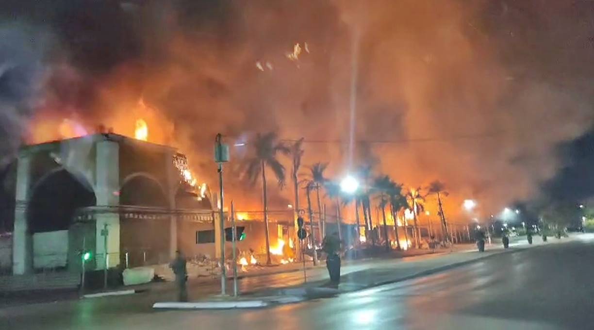 Incêndio de grandes proporções destrói Shopping Popular na capital Cuiabá; veja video 1