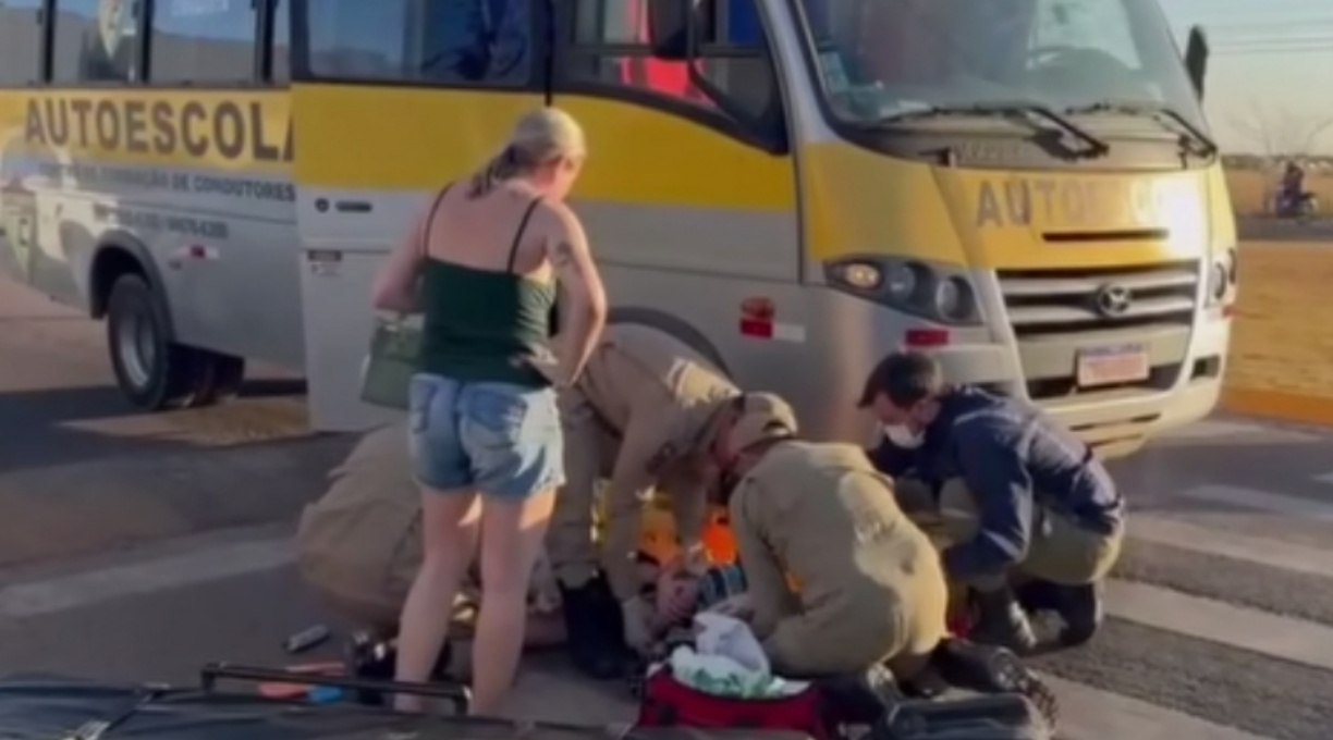 Garoto de 14 anos fica gravemente ferido ao desequilibrar com bicicleta e cair embaixo de microônibus em Sinop 1