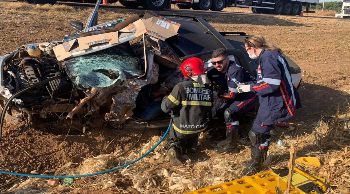 Bombeiros socorrem vítima que ficou presa às ferragens em acidente na BR-070 1