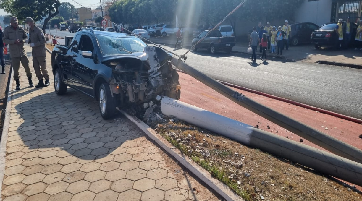 Duas pessoas foram socorridas pelo Samu após o carro em que estavam colidir com um poste na Vila Operária 1