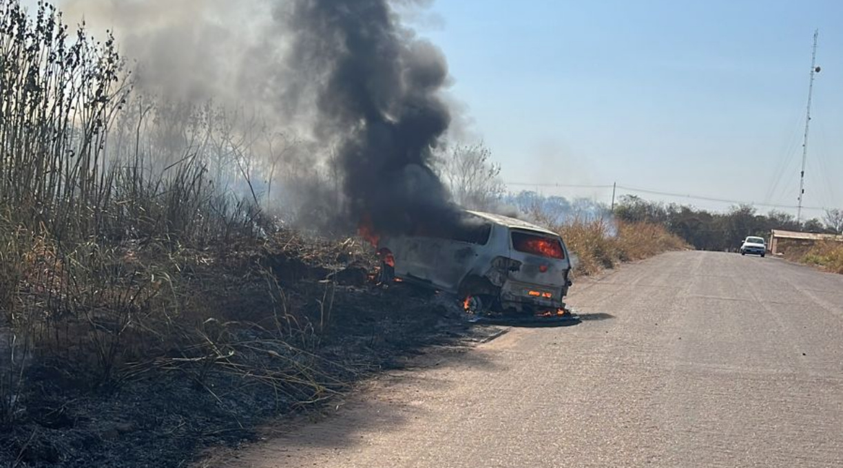 Bandidos invadem um lava-jato em Rondonópolis, roubam três veículos e a polícia encontra um dos carros em chamas 1