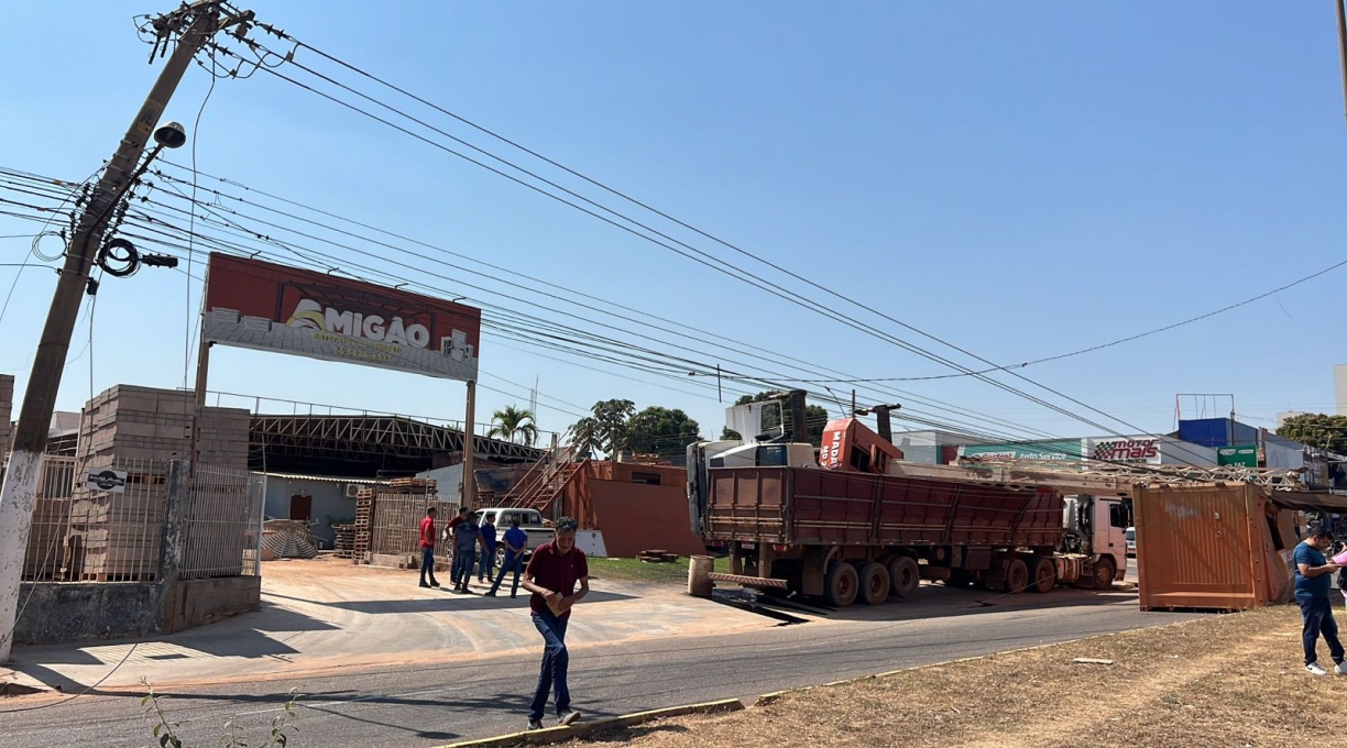 Guindaste tomba durante içamento de contêiner no centro de Rondonópolis, atinge fiação elétrica e causa ferimentos em uma pessoa 1