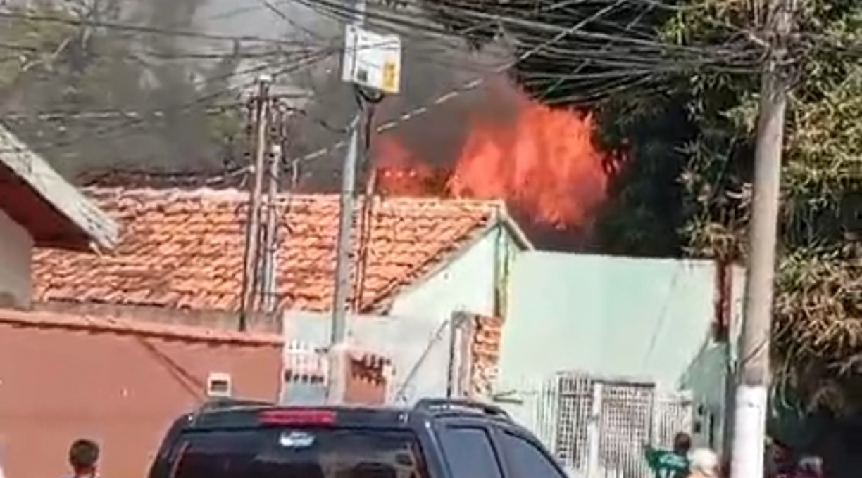 Briga entre irmãos em Várzea Grande termina com casa incendiada e grande prejuízo material; veja video 1