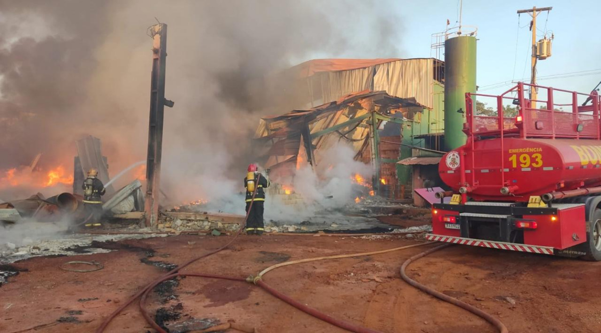 Incêndio de grandes proporções destrói empresa de reciclagem em Rondonópolis. 1