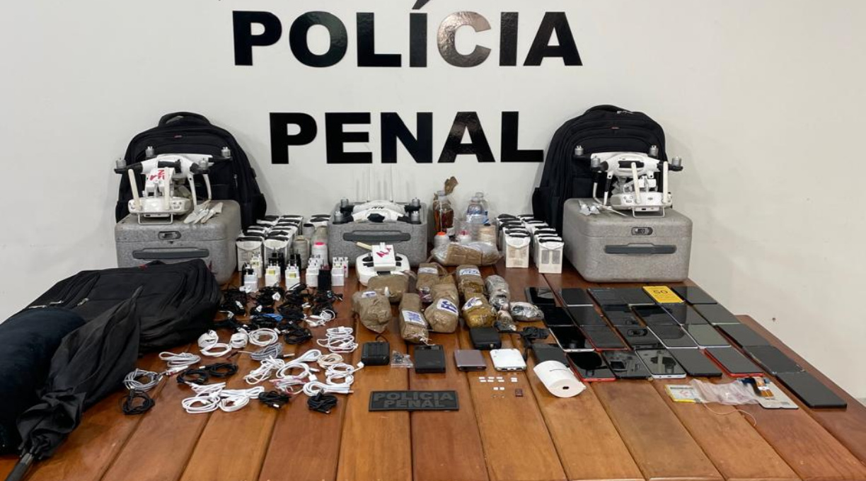 Trabalho realizado pela Polícia Penal resulta em grande apreensão de materiais ilícitos que seriam lançados no presídio da Mata Grande 1